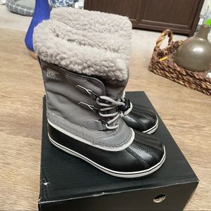 Sorel Yoot Pac Nylon Insulated Gray Kids Snow Boots. New, never worn